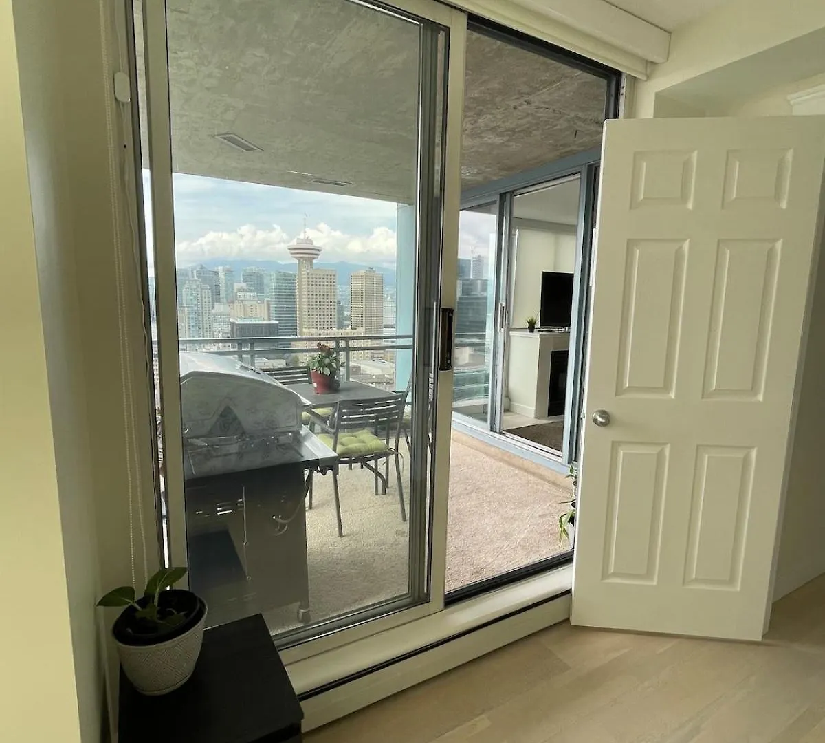 Apartment Paris Place Vancouver